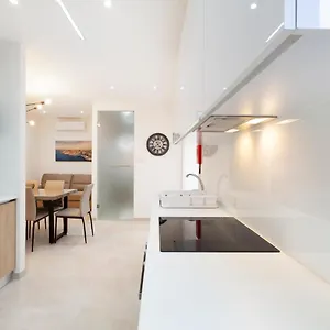 Fl56 - New 3storey House - Private Entrance & Roof Appartement