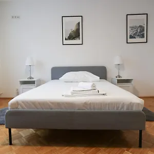 Retro In The Center. Apartment Wien